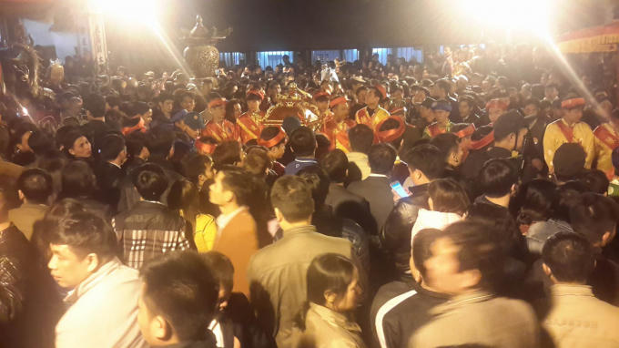 Ban tổ chức tiến hành phát ấn đền Trần vào 5h sáng ngày 11/2