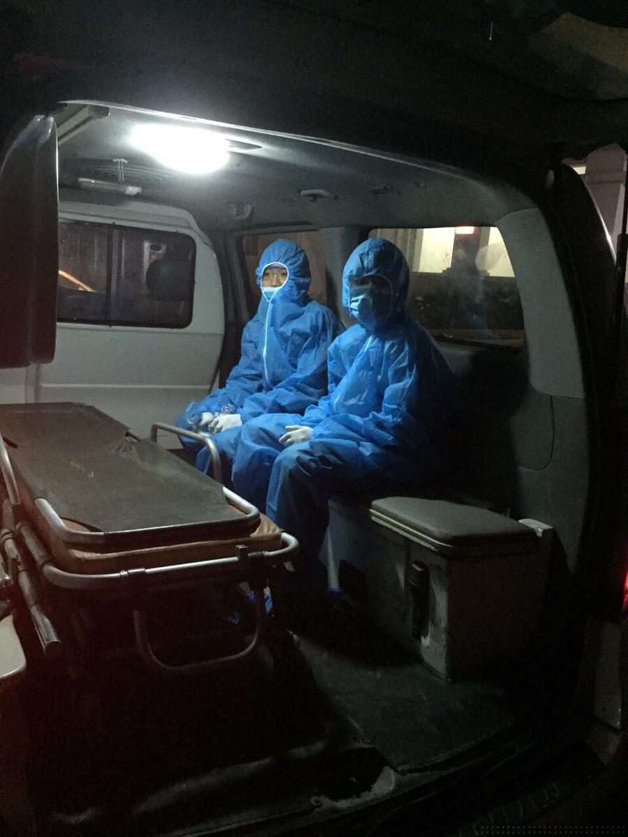 Lực lượng chức năng đưa 2 thiếu niên bỏ trốn khỏi khu cách ly trở lại cách ly tập trung