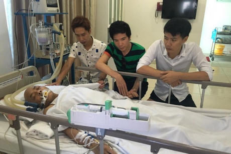 Các anh em trong giới nghệ sĩ luôn túc trực bên giường bệnh của ông.