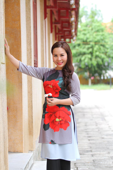 Nữ hoàng Kim Chi theo đuổi phong cách thời trang tuy đơn giản nhưng thu hút và thanh lịch. Có thể thấy, cô lựa chọn áo dài cách tân vô cùng đơn giản nhưng rất tinh tế và phù hợp nơi xuất  hiện.