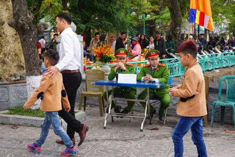 Bàn tiếp nhận thông tin tố giác tội phạm tại cổng chùa Trấn Quốc, phường Yên Phụ