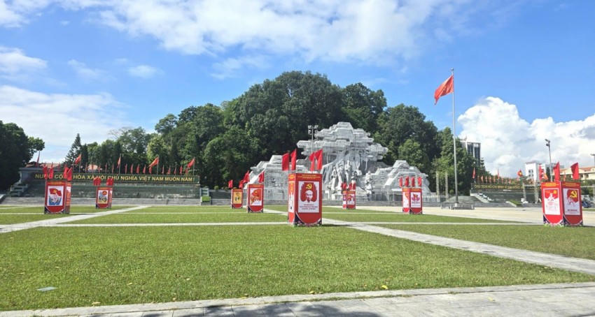 Cờ hoa, biểu ngữ tại quảng trường Nguyễn Tất Thành.