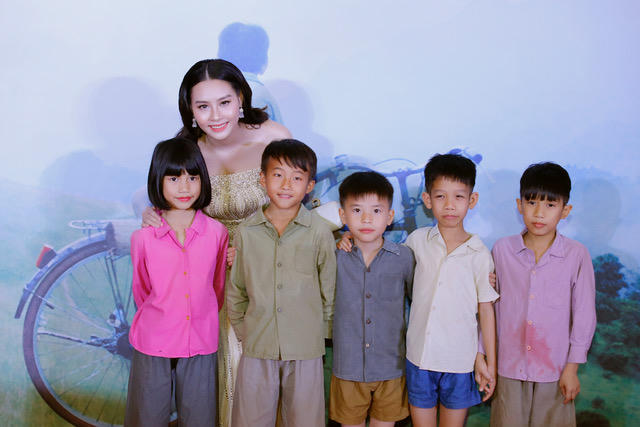 Hoa hậu biển Thùy Trang cùng dàn diễn viên Cha cõng con.