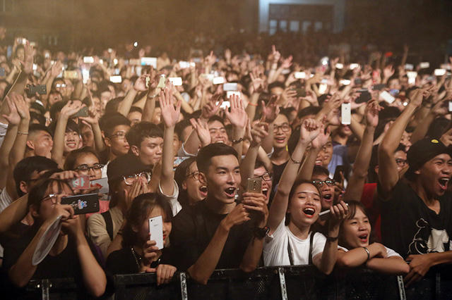 Hàng ngàn bạn trẻ đã có mặt tại sân trường ĐH Giao thông vận tải để tham gia đêm nhạc hội tối qua