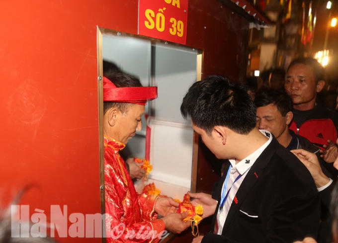 Ban Tổ chức không phát lương trong đền mà phát lương ở 38 điểm thuộc khu vực sân Tâm linh, miếu Thổ Thần, phía ngoài cổng đền theo quy định.