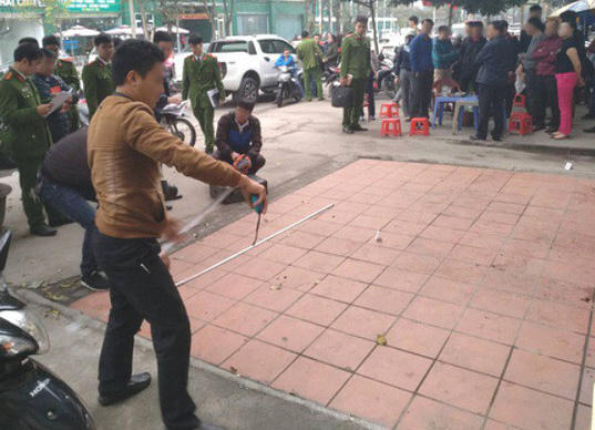 Lực lượng chức năng đang khám nghiệm hiện trường vụ án.