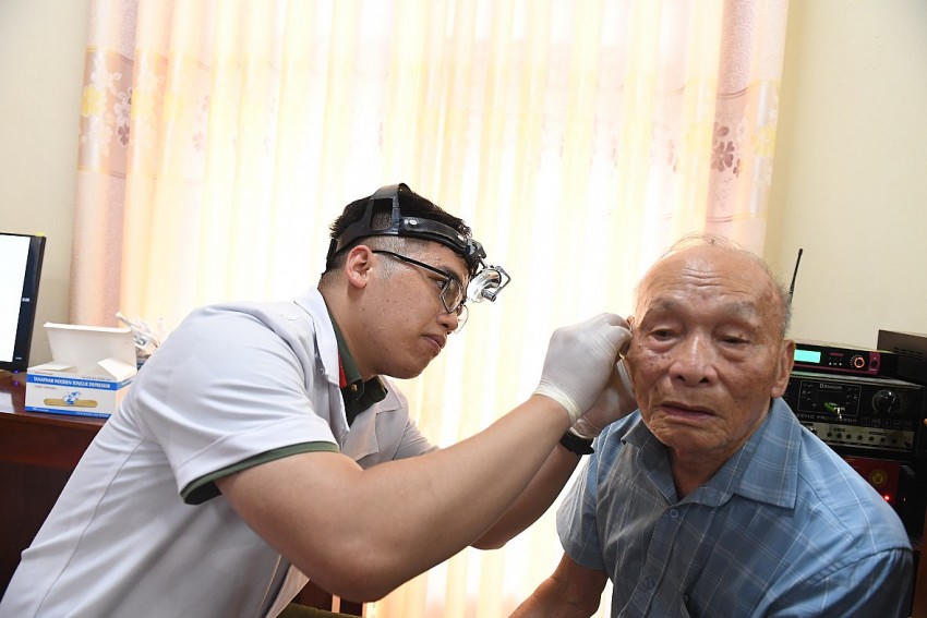 Bác sĩ bệnh viện 19-8 khám tai – mũi – họng cho người dân