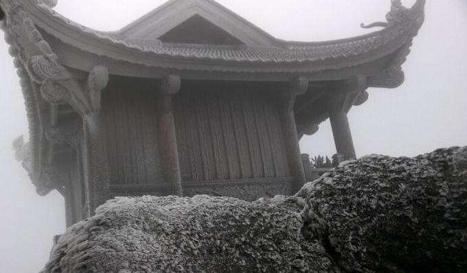 Chùa Đồng chuyển màu trắng dưới lớp băng giá.