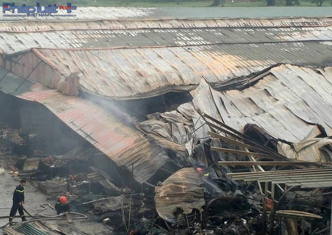 Lực lượng cứu hoả vẫn đang làm nguội khu chợ.