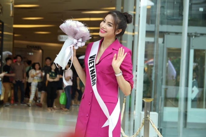 Phạm Hương nở nụ cười tươi thắm vẫy chào fan Thái Lan