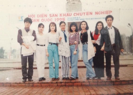 Vân Dung và các bạn đồng nghiệp. Ảnh: internet.