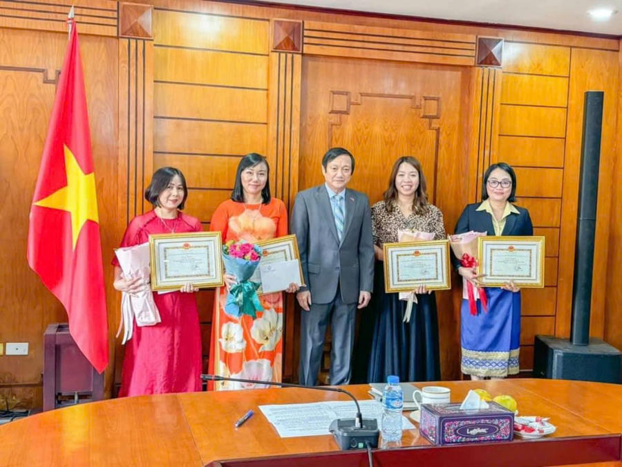 Cô giáo Nguyễn Thị Hiền (thứ 2 từ trái sang) nhận Bằng khen do Đại sứ quán Việt Nam tại Lào trao tặng.