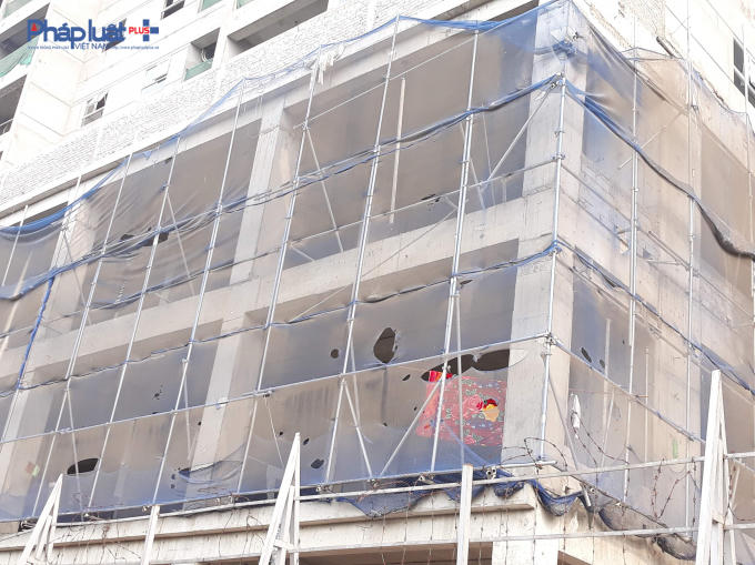 Công nhân vẫn đang tiếp tục thi công tại dự án để đảm bảo tiến độ dự án.