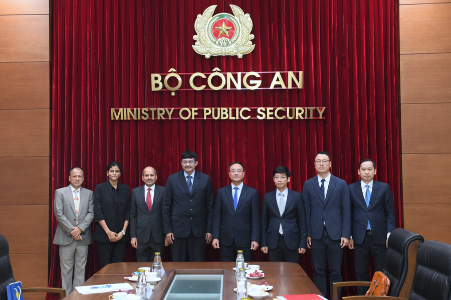 Các đại biểu chụp ảnh lưu niệm.
