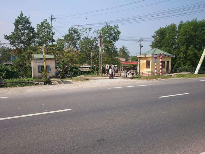Một đường dân sinh ngang qua đường sắt gần đường Quốc lộ 1A.