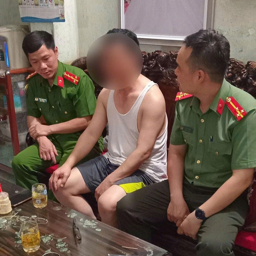 Lực lượng chức năng kịp thời ngăn chặn người đàn ông chuyển 1,8 tỷ đồng cho kẻ lừa đảo. Ảnh: Công an Cao Bằng