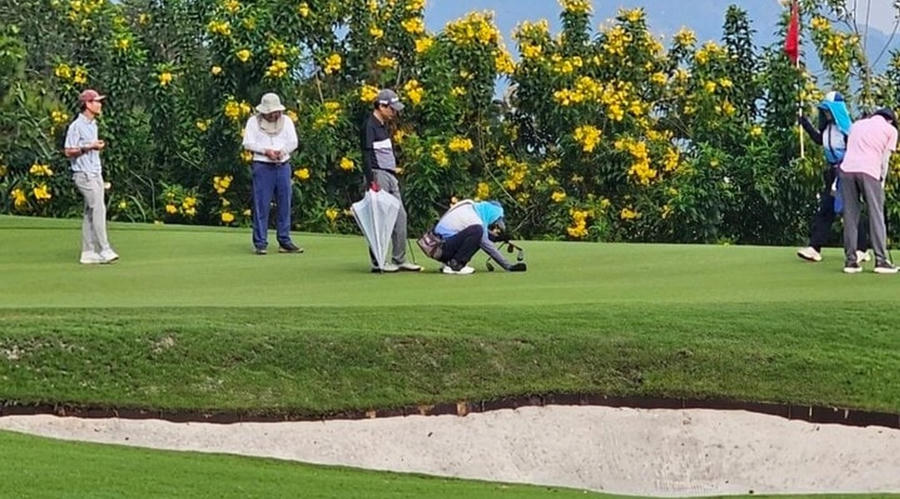 Các cán bộ được cho là lãnh đạo sở Nông nghiệp và phát triển nông thôn tỉnh Bắc Ninh chơi Golf trong giờ hành chính. Ảnh VTC