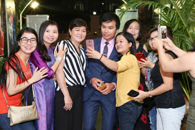 Khán giả háo hức với liveshow chung của ca sĩ Mạnh Quỳnh và Phi Nhung.