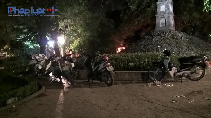Đêm Hồ Gươm: Nhếch nhác và rác thải