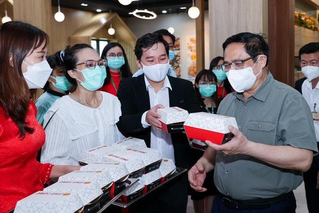 Thủ tướng thăm, kiểm tra Nhà máy CPV Food.