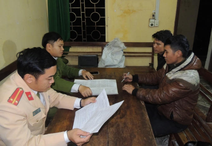 Lực lượng chức năng  lập biên bản vi phạm hành chính các trường hợp vi phạm. Ảnh: Công an Hà Nam