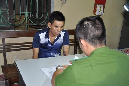 Một đối tượng đang được Công an lấy lời khai.