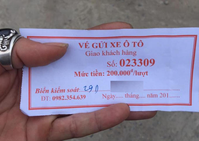 Vé trông giữ xe với mức giá 200 nghìn đồng.