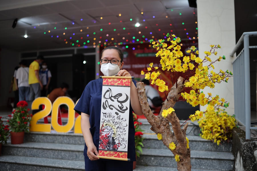 Một nhân viên y tế trong những ngày xuân tại Bệnh viện Dã chiến số 12. Ảnh: BVDL