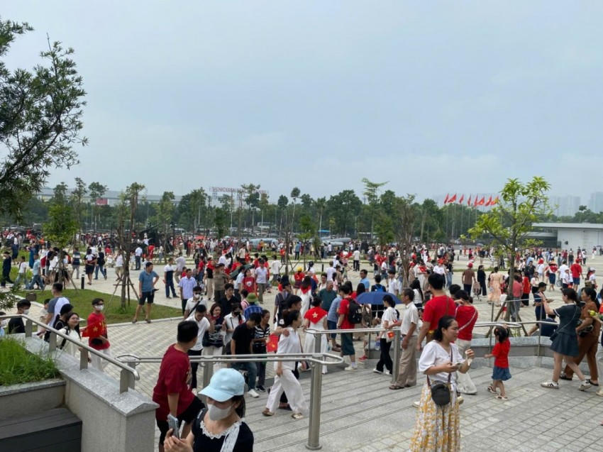 Người dân khắp các tỉnh đổ về Bảo tàng lịch sử quân sự Việt Nam.