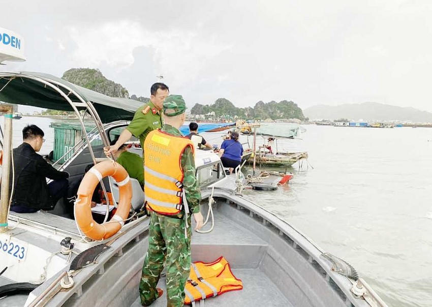Các lực lượng chức năng và ngư dân tham gia tìm kiếm thi thể người bị nạn trong vụ chìm tàu. Ảnh:quangninh.gov.vn