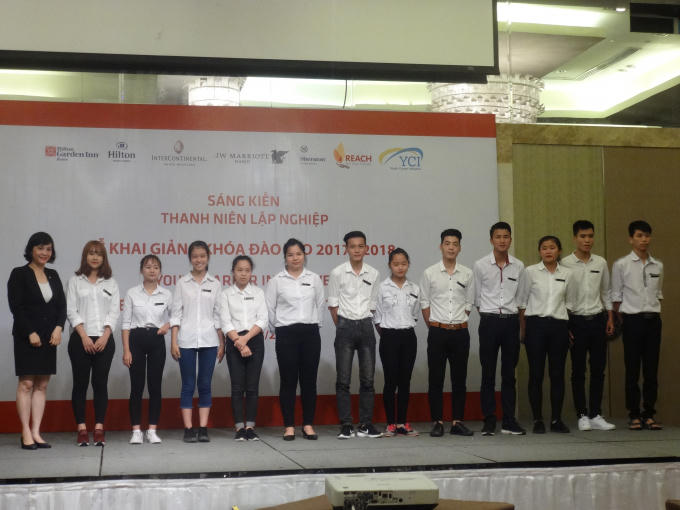 Tham dự Lễ khai giảng, các học viên được đại diện 5 khách sạn đón nhận và trao bảng tên hỗ trợ các em hoàn thành tốt khóa học sắp tới.