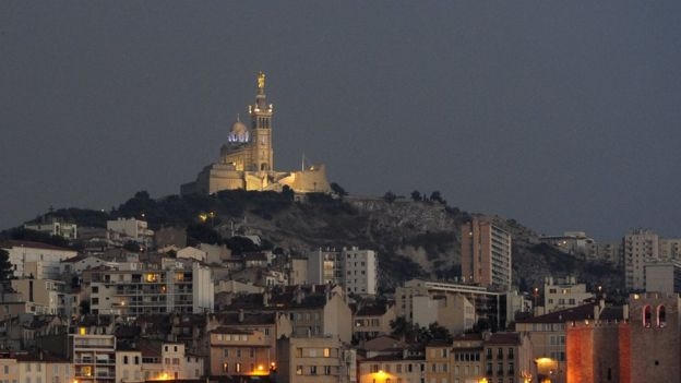 Trong 1 thông điệp đăng tải trên đài BFM -TV, Phó Thị trưởng Marseille, ông Julien Ruas nói: Lửa đang lan rất nhanh, hiện lực lượng bảo vệ đã thiết lập các rào chắn để ngăn ngọn lửa lan về thành phố. Tuy nhiên để hạn chế thương tổn, chúng tôi khuyên mọi người không nên ra đường. (Ảnh: AFP)
