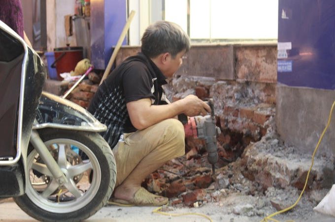 Ông Thanh (Xã Đàn, Đống Đa, Hà Nội) đang khoan bỏ những viên gạch còn sót lại, ông cho biết: “Nhà tôi cao quá so với mặt đường, bây giờ phá bậc tam cấp rồi đi lại rất khó khăn, gạch vữa ngổn ngang giữa nhà bẩn lắm. Nhà lại có trẻ con nên không để mãi như thế này được phải dọn để sửa lại nhưng vẫn chưa biết sửa như thế nào cho hợp lý hết".