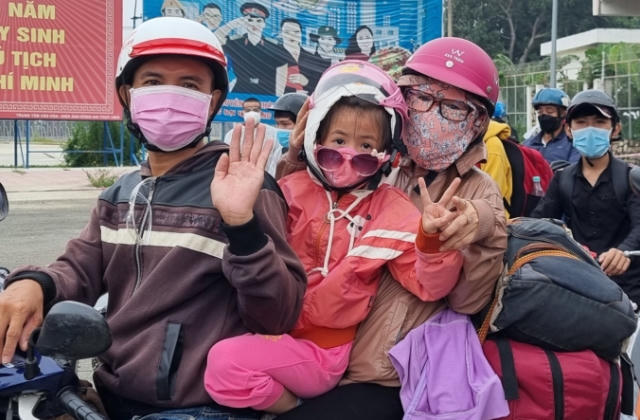 Về quê - Quyết định nặng lòng của công nhân