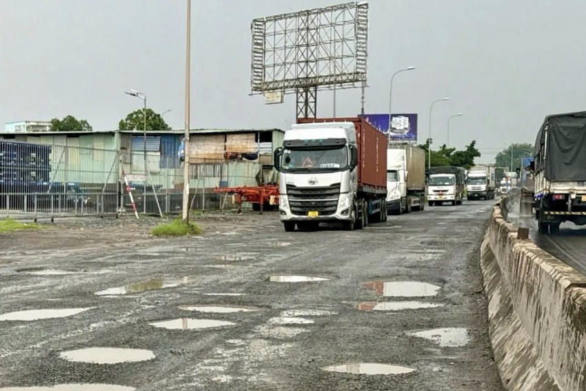 Quốc lộ 51, tuyến đường huyết mạch nối Đồng Nai với TP HCM hư hỏng gây mất an toàn cho người dân.