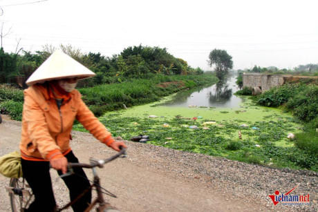 Tình trạng ô nhiễm nặng nề tại đoạn kênh chảy qua thôn Hậu Ái, xã Vân Canh