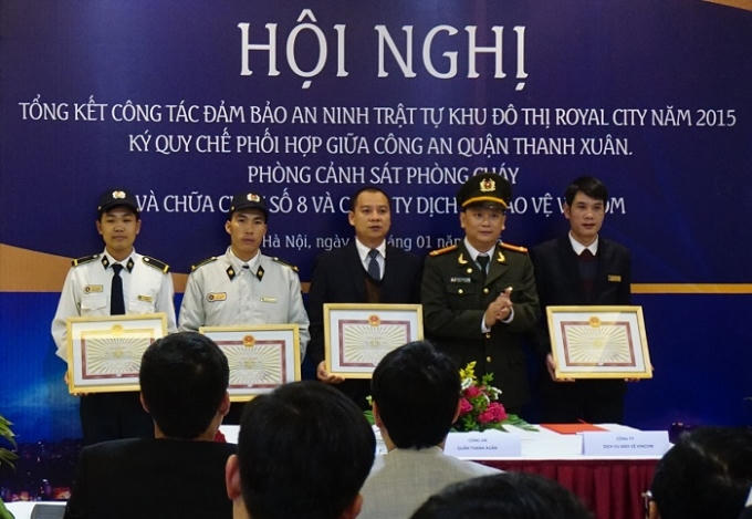 Lãnh đạo Công an quận Thanh Xuân trao bằng khen cho các đồng chí bảo vệ Vincom đạt thành tích tốt trong công tác đảm bảo ANTT khu đô thị Royal City.