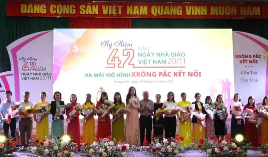 Các giáo viên có hoàn cảnh khó khăn ở huyện được nhận hoa tri ân và lời chúc nhân Ngày Nhà giáo Việt Nam. Ảnh: T.H