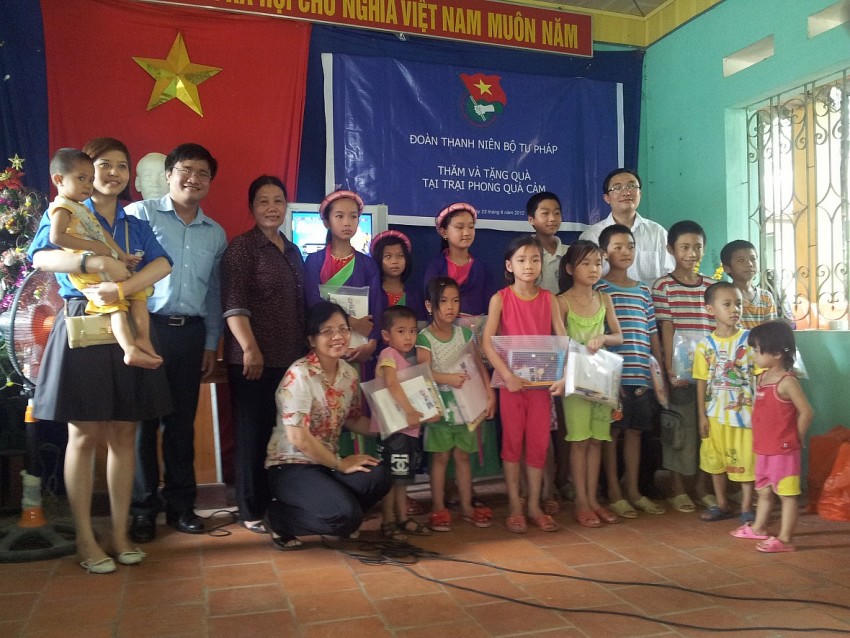 Đoàn TN Bộ Tư pháp thăm, tặng quà tại trại Phong Quả Cảm.