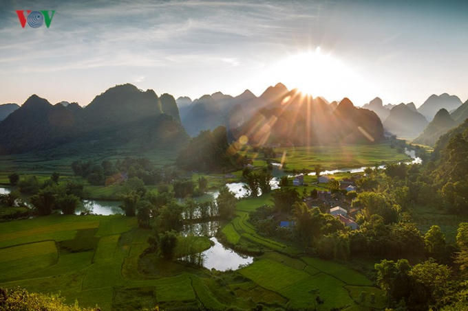 ...khi mặt trời rót những tia nắng vàng như mật xuống thung lũng Phong Nậm.