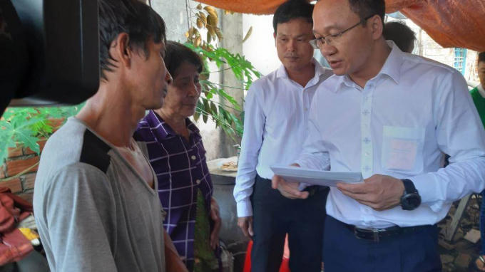 Sau khi tai nạn xảy ra, ông Khuất Việt Hùng, Phó chủ tịch chuyên trách Ủy ban ATGT Quốc gia đã đến tận nhà thăm hỏi nạn nhân và trao tặng số tiền 15 triệu đồng. Ảnh: Hải Đường