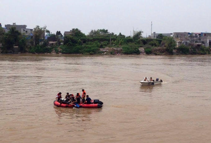 Lực lượng tìm kiếm cứu nạn trục vớt nạn nhân đang tích cực tìm kiếm nạn nhân.