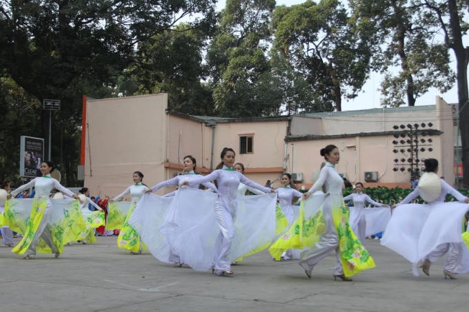 Ng&agrave;n người đẹp khoe sắc c&ugrave;ng t&agrave; &aacute;o d&agrave;i trong ng&agrave;y Quốc tế Phụ nữ