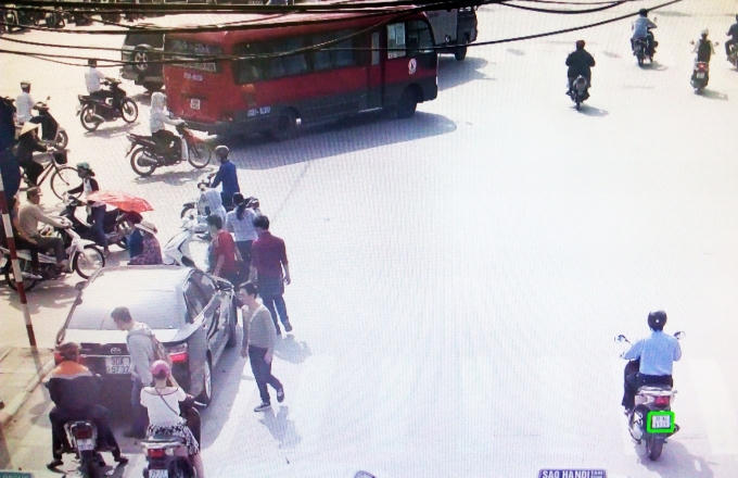 Biển xe bị khoanh xanh vi phạm vượt đèn tín hiệu giao thông. Ảnh Đức Biên