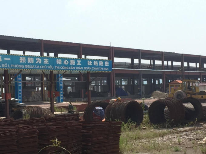 Nhiều công nhân đang chăm chỉ làm việc tại công trường dự án JA Solar Việt Nam.