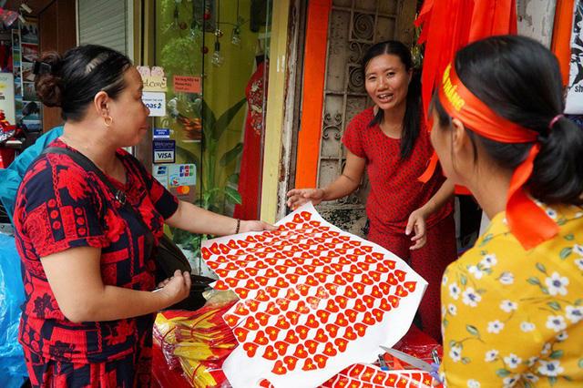 Ghi nhận tại phố Hàng Bông (Hoàn Kiếm, Hà Nội), cờ hoa rực rỡ, nhộn nhịp khung cảnh mua bán, cùng hướng về đội tuyển Olympic Việt Nam trước trận gặp Olympic Hàn Quốc.