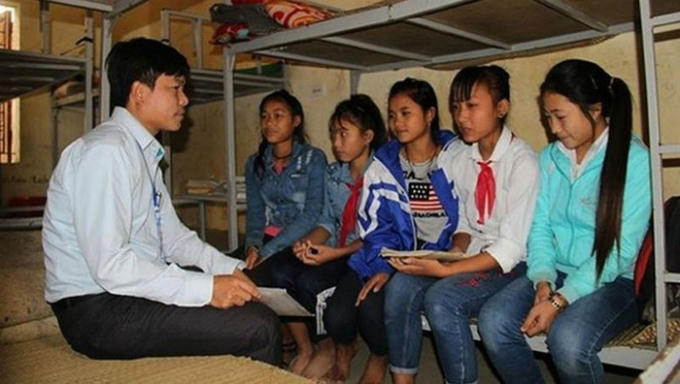 Các thầy cô tuyên tuyền cho các nữ học sinh để các em tránh tục bắt vợ sau mỗi dịp Tết.