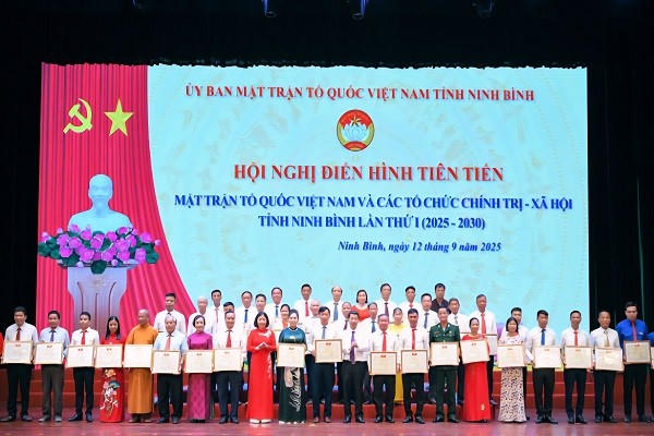 Nhiều tập thể và cá nhân được tặng bằng khen trong công tác Mặt trận tỉnh Ninh Bình giai đoạn 2020 - 2025.