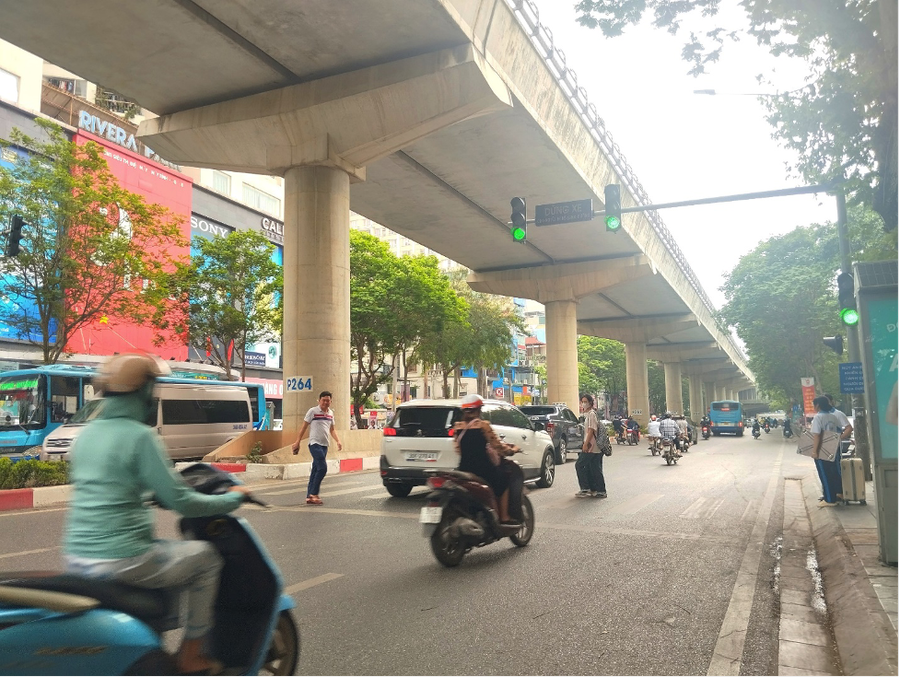 Tại đường Xuân Thủy (quận Cầu Giấy), đèn tín hiệu dành cho người đi bộ được lắp gần các trường đại học, nơi tập trung rất đông sinh viên đi lại. Tuy nhiên, hiện hệ thống đèn tín hiệu này đã không còn hoạt động.
