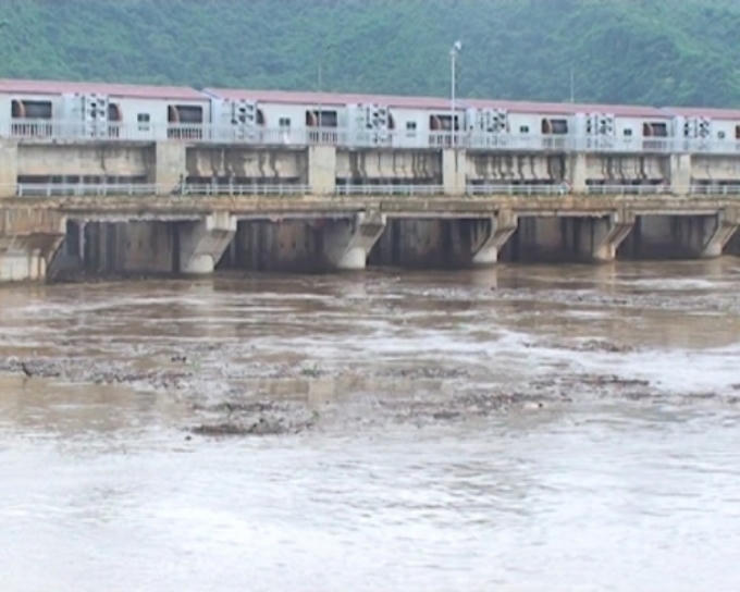 Nhà máy thủy điện Bá Thước 2 tích nước làm nước sinh hoạt của người dân xung quanh bị ô nhiễm. Ảnh: Duy Tuyên.